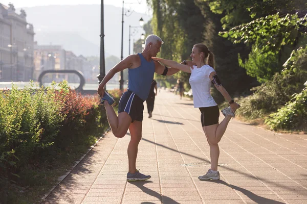 Çift koşmadan önce ısınıyor ve geriniyor.