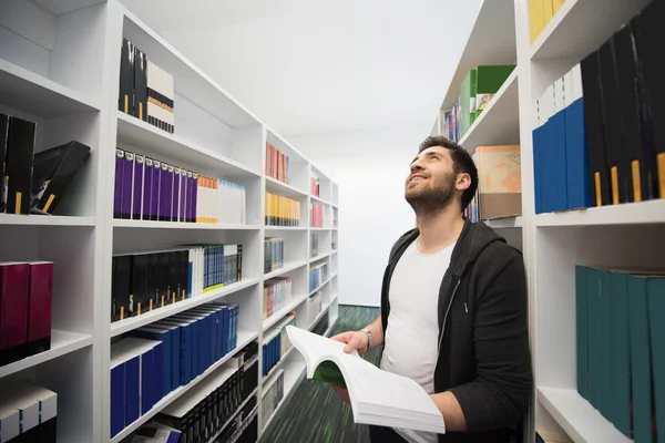 Student studie in schoolbibliotheek — Stockfoto