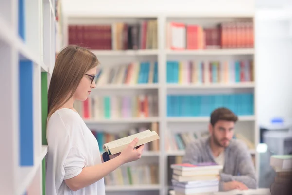 Students couple  in school  library — Stock Photo, Image