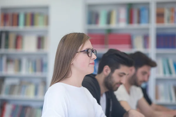 Skupina studentů studium společně ve třídě — Stock fotografie