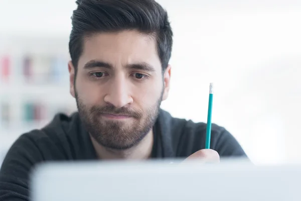 Diák iskolai könyvtár használ laptop, kutatási — Stock Fotó