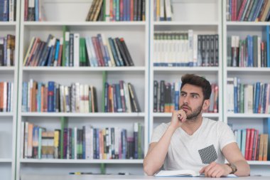 Okul kütüphanesinde öğrenci eğitimi