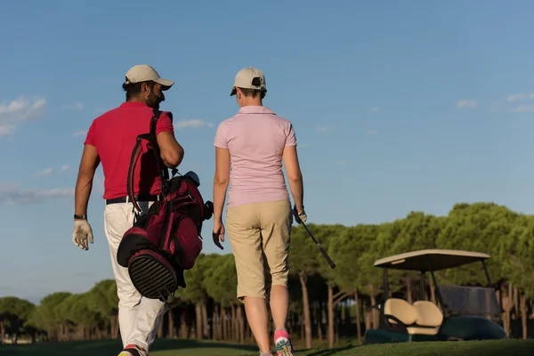 Paar lopen op golfbaan — Stockfoto