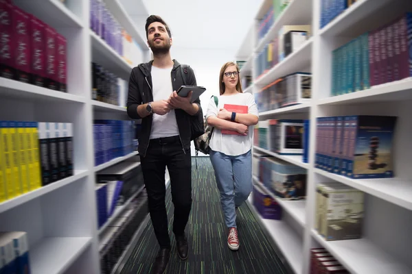 Grupo de alunos na biblioteca da escola — Fotografia de Stock