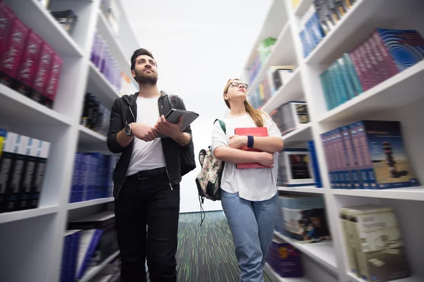 Grupo de alunos na biblioteca da escola — Fotografia de Stock