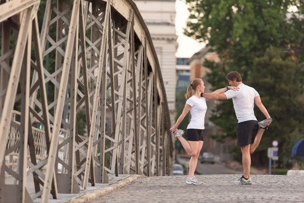 Para rozgrzewa się i rozciąga przed joggingiem — Zdjęcie stockowe