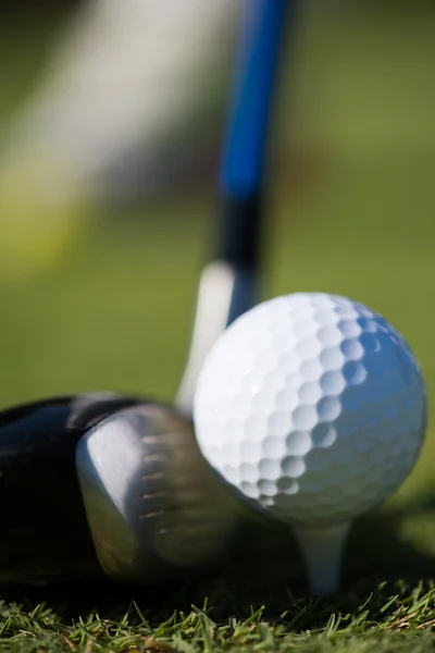 Golfschläger und Ball im Gras — Stockfoto