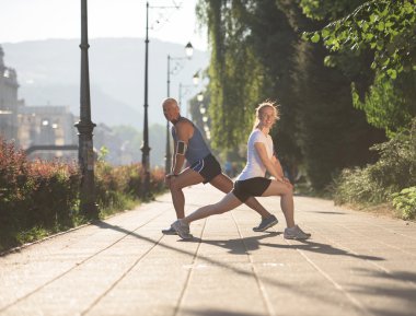 Çift koşmadan önce ısınıyor ve geriniyor.