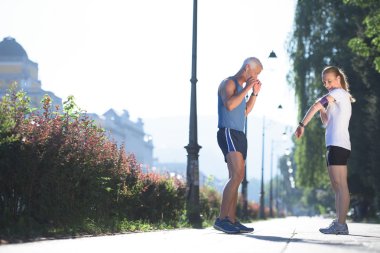 Koşu planı yapan çift.