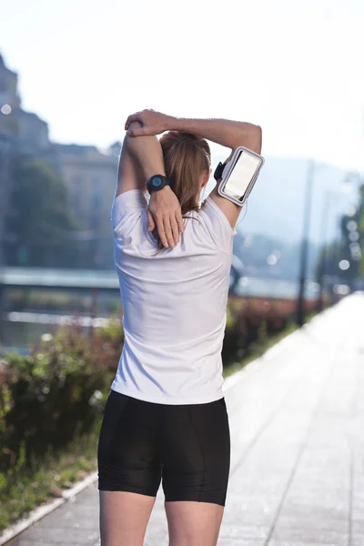 Blondýnka, táhnoucí se před ranní jogging — Stock fotografie