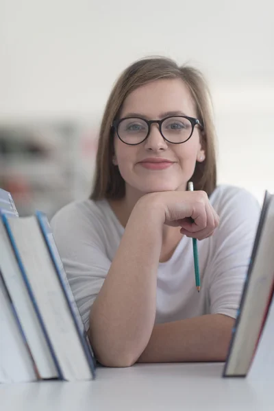 Портрет старшокласника, який вибирає книгу для читання в бібліотеці — стокове фото