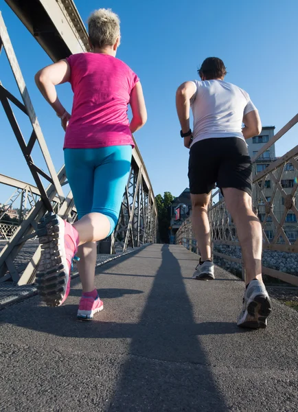 Reifes Paar beim Joggen — Stockfoto