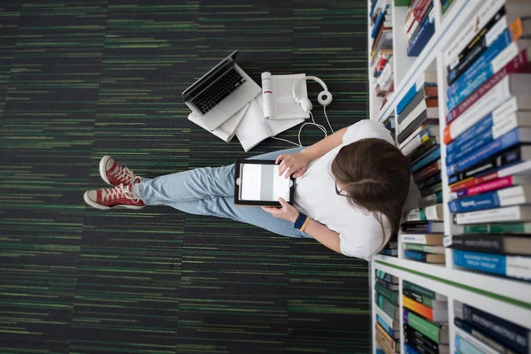 Estudante do sexo feminino estudo na biblioteca — Fotografia de Stock