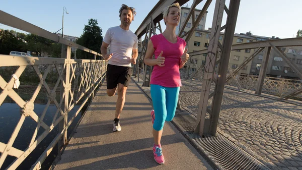 Äldre par jogging — Stockfoto