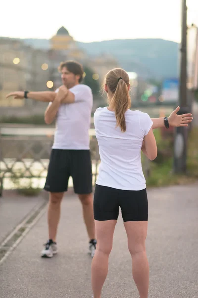 Par värmer upp innan jogging — Stockfoto