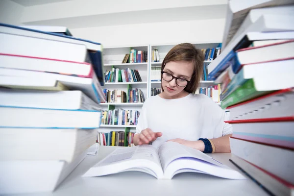 Studentka studie v knihovně — Stock fotografie