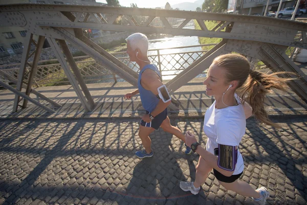 Ouder paar joggen — Stockfoto