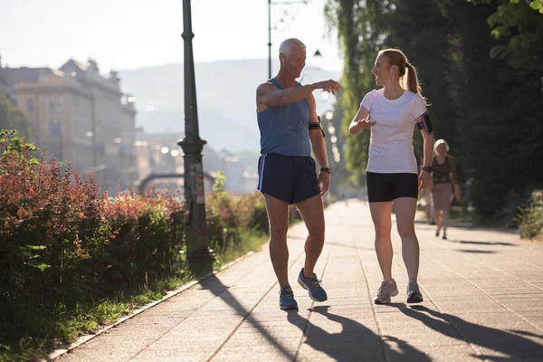 Jogging couple planning running route — Stock Photo, Image