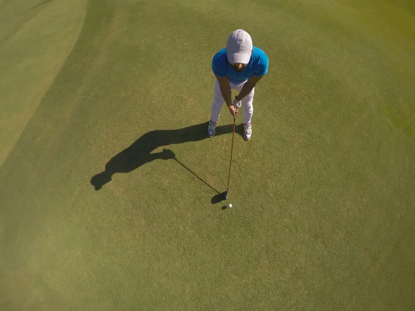 Bovenaanzicht van golfspeler raken schot — Stockfoto