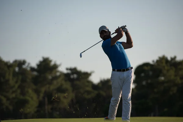 Golfista bater tiro no escuro — Fotografia de Stock