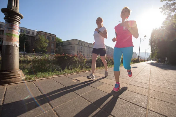 Amici di sesso femminile jogging — Foto Stock