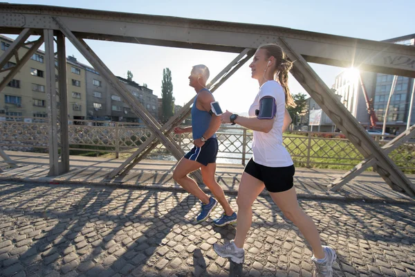 Ouder paar joggen — Stockfoto