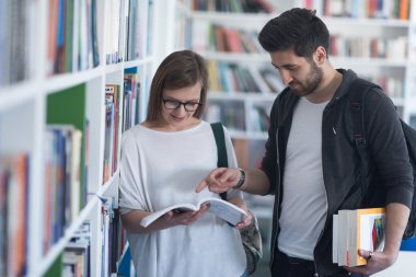 Öğrenciler iki okul Kütüphanesi sonra