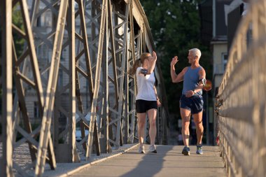 Çift tebrik eder ve bitirmekten mutlu olur.