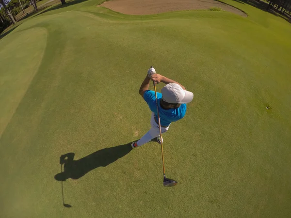 Vista dall'alto del giocatore di golf colpire colpo — Foto Stock