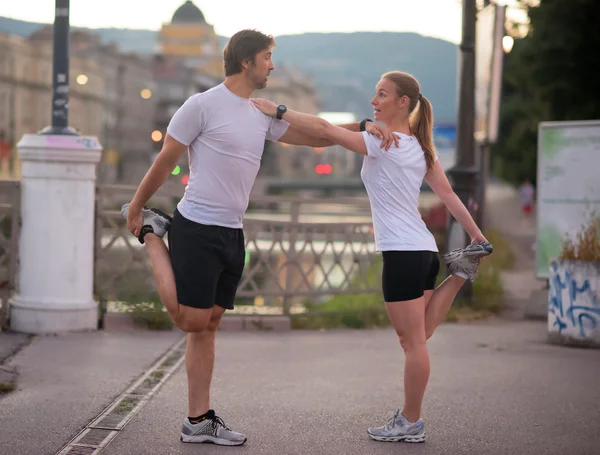 Paar warming-up vóór joggen — Stockfoto