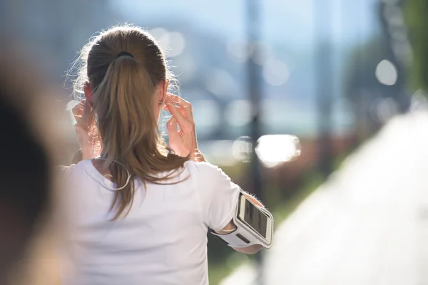 Jogging donna impostazione telefono prima di fare jogging — Foto Stock