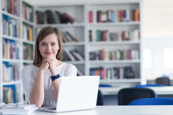 Kobiet student studium w szkolnej bibliotece — Zdjęcie stockowe