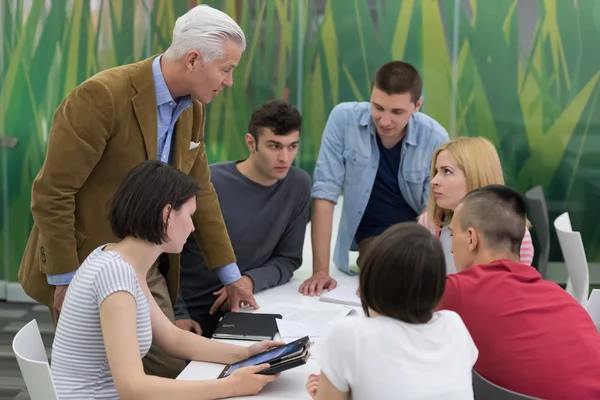 Lärare med en grupp elever i klassrummet — Stockfoto