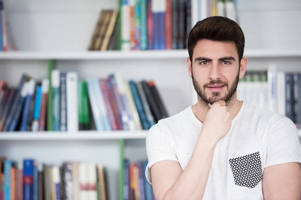 Student studie in schoolbibliotheek — Stockfoto