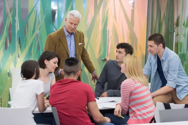 Lehrer mit einer Gruppe von Schülern im Klassenzimmer — Stockfoto