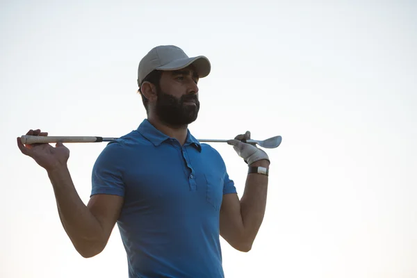 Retrato de golfista no campo de golfe no por do sol — Fotografia de Stock