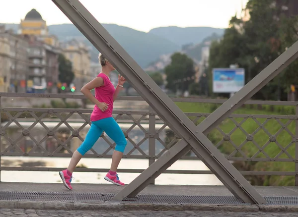 Sportos nő fut a járdán — Stock Fotó