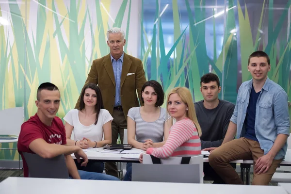 Enseignant avec un groupe d'étudiants en classe — Photo