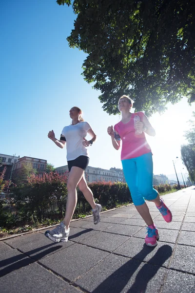 Amici di sesso femminile jogging — Foto Stock