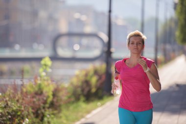 Sportif kadın kaldırımda çalıştıran