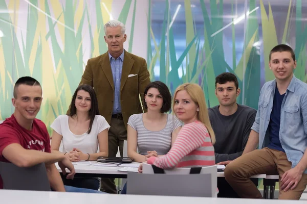 Bir grup öğrenci sınıfta öğretmenle — Stok fotoğraf