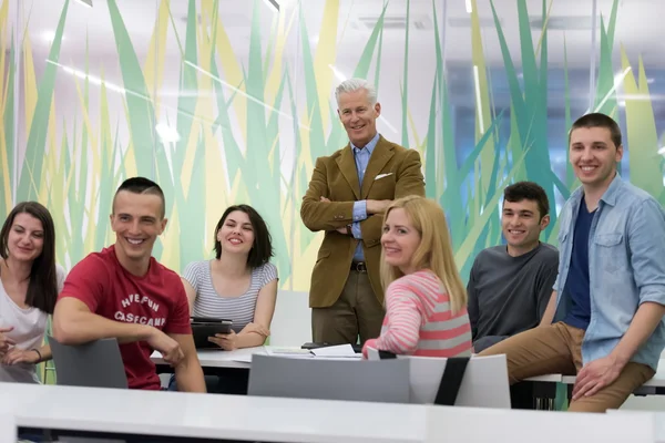 Učitel se skupinou studentů ve třídě — Stock fotografie