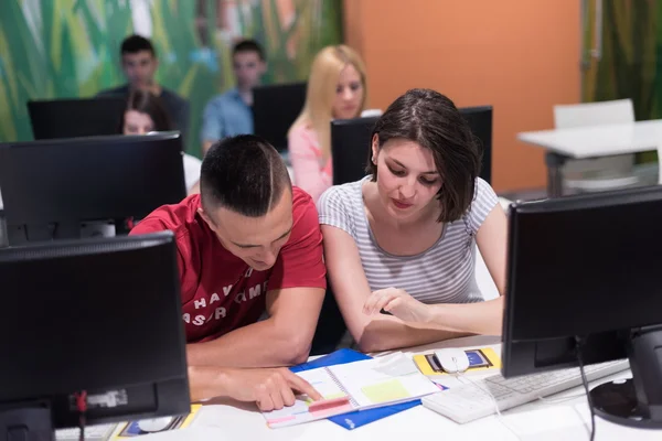 Teknologikoncern studenter arbetar i computer lab skolklass — Stockfoto