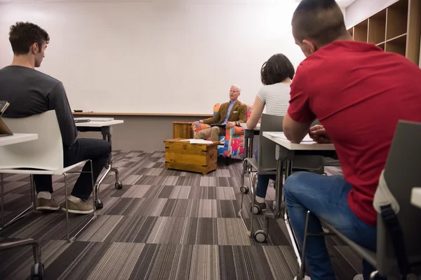 Professor com um grupo de alunos em sala de aula — Fotografia de Stock