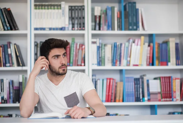 Studente studia nella biblioteca scolastica — Foto Stock