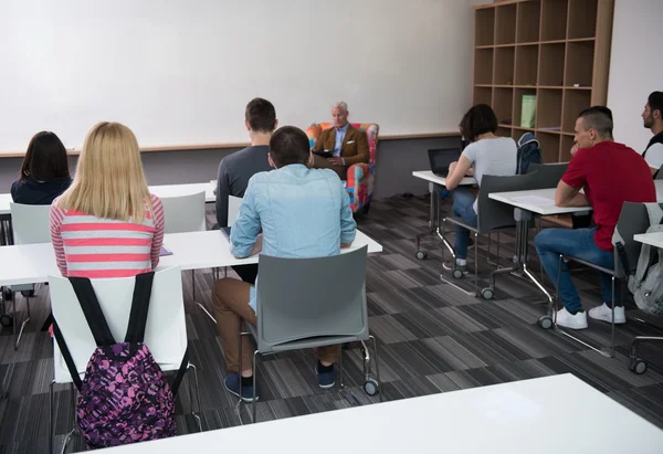 Leraar met een groep van studenten in de klas — Stockfoto