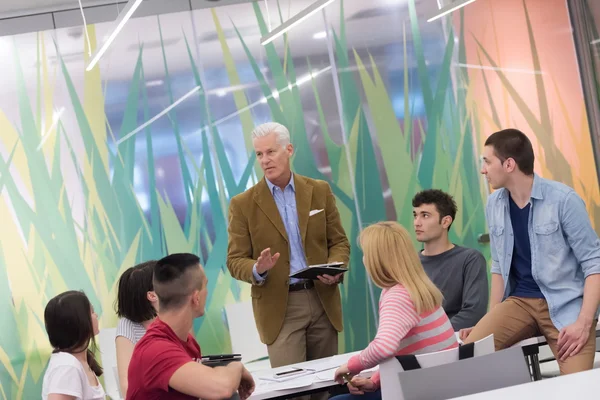 Professor com um grupo de alunos em sala de aula — Fotografia de Stock