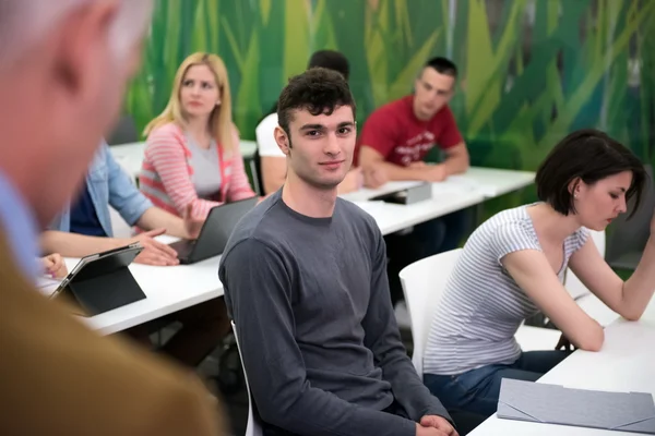 Lärare med en grupp elever i klassrummet — Stockfoto