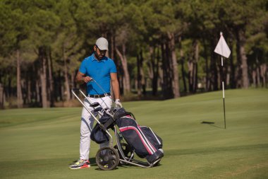 Tekerlekli çanta ile yürüyüş golf oyuncu