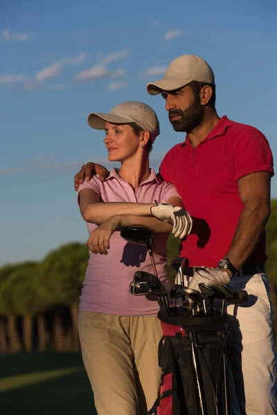 Portret para na pole golfowe — Zdjęcie stockowe